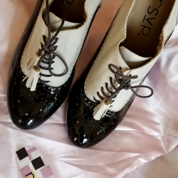 rsvp cream and patent brown leather oxfords 4" with tasseled laces. 8M - Picture 2 of 8